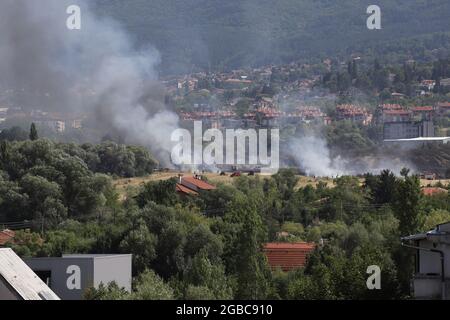 Il 3 agosto 2021 a Sofia, in Bulgaria, si sta bruciando un grande incendio. L'incendio sta bruciando la foresta, il campo, le case sopra le aree abitative M. Foto Stock