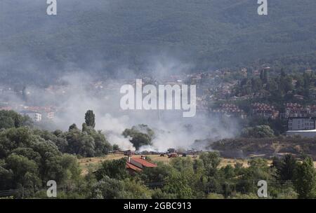 Il 3 agosto 2021 a Sofia, in Bulgaria, si sta bruciando un grande incendio. L'incendio sta bruciando la foresta, il campo, le case sopra le aree abitative M. Foto Stock