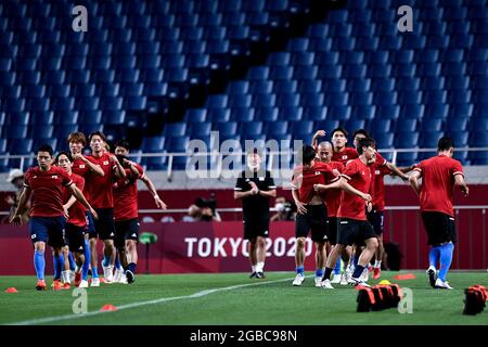 Saitama, Giappone. 3 agosto 2021. SAITAMA, GIAPPONE - 3 AGOSTO: La squadra del Giappone si riscalda durante la gara semi finale del torneo di calcio maschile olimpico di Tokyo 2020 tra Giappone e Spagna allo stadio Saitama il 3 agosto 2021 a Saitama, Giappone (Foto di Pablo Morano/Orange Pictures) Credit: Orange Pics BV/Alamy Live News Foto Stock