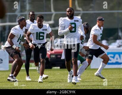 3 agosto 2021, Florham Park, New Jersey, USA: New York Jets ampi ricevitori Elijah Moore (8) e Jeff Smith (16) durante i riscaldamenti prima di esercitarsi presso l'Atlantic Health Jets Training Center, Florham Park, New Jersey. Duncan Williams/CSM Foto Stock