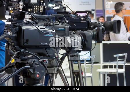 Videocamere professionali sui cavalletti della NATEXPO Exhibition Foto Stock