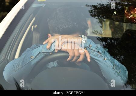 Uomo dorme in bus da viaggio con cuscino cervicale Foto stock - Alamy