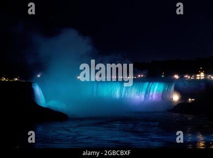 Le cascate Horseshoe vengono mostrate illuminate di notte nelle Cascate del Niagara, Ontario, Canada, lunedì 26 luglio, 2021. Foto Stock