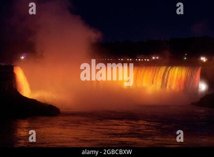 Le cascate Horseshoe vengono mostrate illuminate di notte nelle Cascate del Niagara, Ontario, Canada, lunedì 26 luglio, 2021. Foto Stock