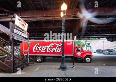 Chicago, Illinois, USA - Ottobre 10 2018 : UN bel camion con Coca Cola pubblicità a Chicago 'città vicino alla stazione della metropolitana Foto Stock