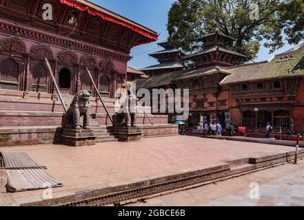 Tempio di Nava Jogini in piazza Maru Tol, Kathmandu, con orata di legname aggiunta dopo aver subito danni da terremoto nel terremoto del Nepal del 2015 Foto Stock