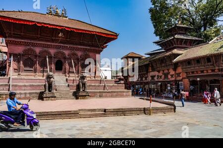 Tempio di Nava Jogini in piazza Maru Tol, Kathmandu, con orata di legname aggiunta dopo aver subito danni da terremoto nel terremoto del Nepal del 2015 Foto Stock