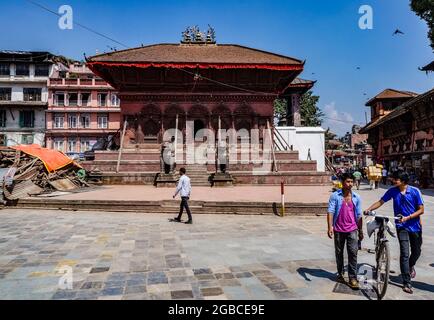 Tempio di Nava Jogini in piazza Maru Tol, Kathmandu, con orata di legname aggiunta dopo aver subito danni da terremoto nel terremoto del Nepal del 2015 Foto Stock