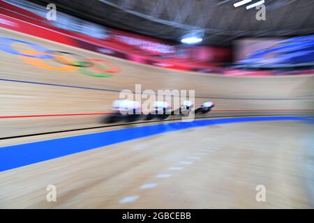 (210803) --IZU, 3 agosto 2021 (Xinhua) -- i ciclisti della Gran Bretagna gareggiano durante la pista ciclabile la partita di inseguimento della squadra delle donne ai Giochi Olimpici di Tokyo 2020, a Izu, Giappone, 3 agosto 2021. (Xinhua/HE Changshan) Foto Stock