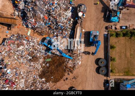 Vecchie auto danneggiate sul cantiere in attesa di riciclaggio Foto Stock