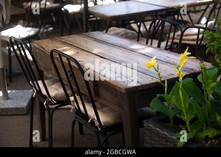 Immagini Stock - Interno Di Un Bar Vintage Con Tavoli, Sedie E