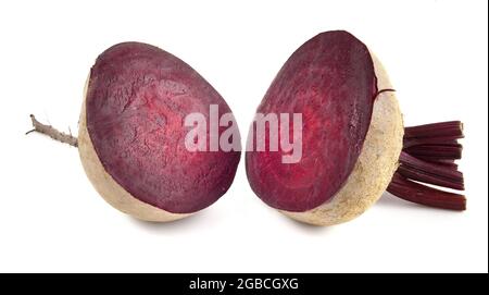 Barbabietole rosse da tavolo in sezione isolate su sfondo bianco Foto Stock