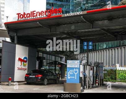 STAZIONE DI CARICA ELETTRICA ENERGIA TOTALE, LA DEFENSE, FRANCIA Foto Stock