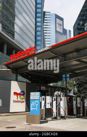 STAZIONE DI CARICA ELETTRICA ENERGIA TOTALE, LA DEFENSE, FRANCIA Foto Stock