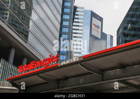 STAZIONE DI CARICA ELETTRICA ENERGIA TOTALE, LA DEFENSE, FRANCIA Foto Stock