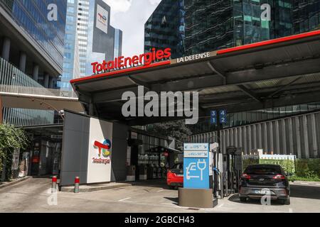 STAZIONE DI CARICA ELETTRICA ENERGIA TOTALE, LA DEFENSE, FRANCIA Foto Stock