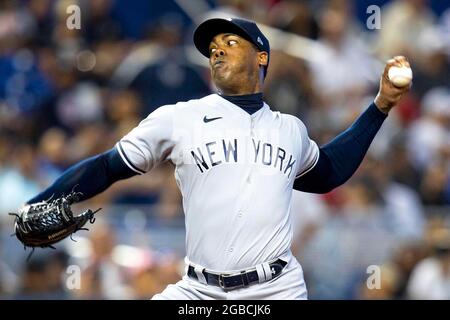 New York Yankees rilievo lanciatore Aroldis Chapman (54) pece la palla durante il nono inning contro i Miami Marlins al parco loanDepot nel quartiere Little Havana di Miami, Florida, domenica 1 agosto 2021. Gli Yankees sconfissero i Marlins 3-1 per spazzare Miami nella serie. (Foto di Daniel A. Varela/Miami Herald/TNS/Sipa USA) Foto Stock