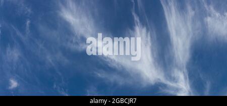 Panorama del cielo blu e delle nuvole bianche. Foto Stock