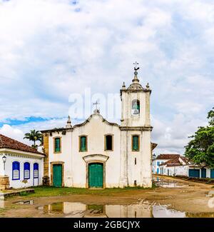 Vista frontale di una chiesa storica nell'antica città di Paraty sulla costa dello stato di Rio de Janeiro Foto Stock