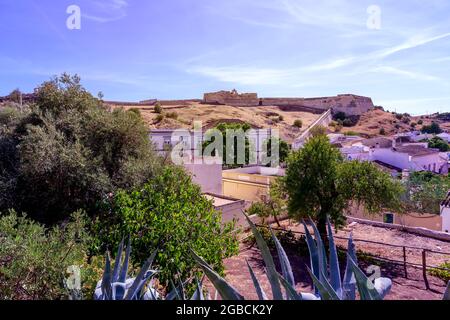 Castello di Castro Marim, vista dall'interno del castello verso la parte non visitata del castello sullo skyline. Foto Stock