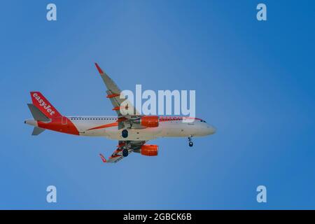 Un easyjet switzerland airbus A320-200 registrazione HB-JXL a mezz'aria in arrivo a terra all'aeroporto di Faro. Volo aereo jet passeggeri Foto Stock