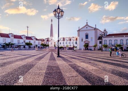 Piazza principale, Praca Marques de Pombal con le tradizionali ciottoli portoghesi o Calçada portuguesa, vila Real de santo antonio East algarve Foto Stock