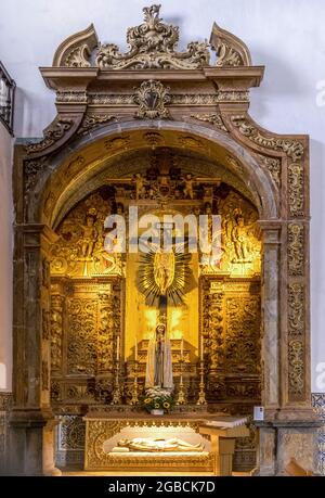 Ornato alter / santuario raffigurante la crociata di cristo, maria e la tomba di gesù, interno della cattedrale di Faro, se cattedrale di Faro, Algarve Portogallo Foto Stock