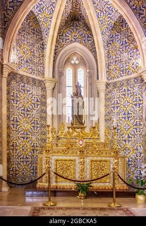 Ornato alter / santuario raffigurante Maria tenendo Gesù bambino, Faro interno cattedrale, se cattedrale di Faro, Algarve Portogallo Foto Stock