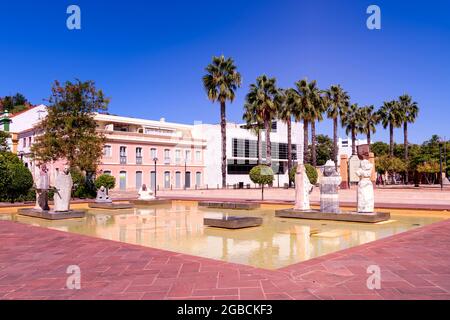 Gruppo di statue raffiguranti gli abitanti moreschi dell'antica città di Silves al tempo di al Mouhatamid Ibn Abbad. Creato da scultore portoghese Foto Stock