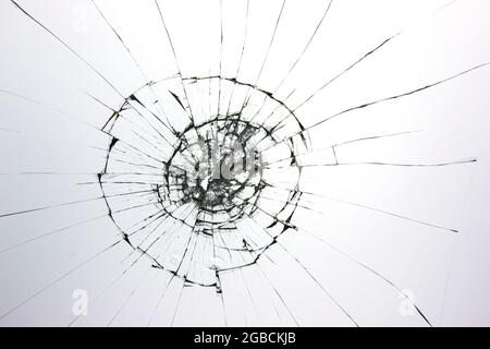 La consistenza è rotta dal vetro fessurato. Incrinature isolate su bianco. Elemento concettuale per la progettazione. Incrinature per la sovrapposizione della trama. Foto Stock
