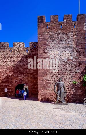 Statua di bronzo monumento al re Sancho 1 ° del Portogallo, fuori l'ingresso al Castello di Silves, Castelo de Silves, Silves Algarve Portogallo Foto Stock