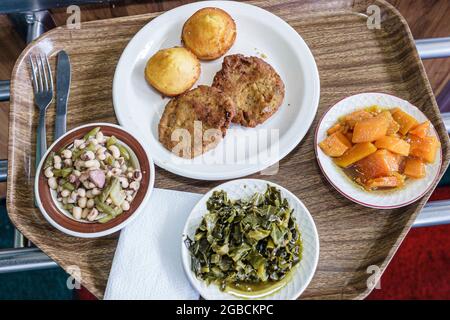 Birmingham Alabama, l'vaso fine cibo anima cucina del sud, croquet di salmone canditi yams collard verdi piselli con occhi neri, vassoio piatto, Foto Stock