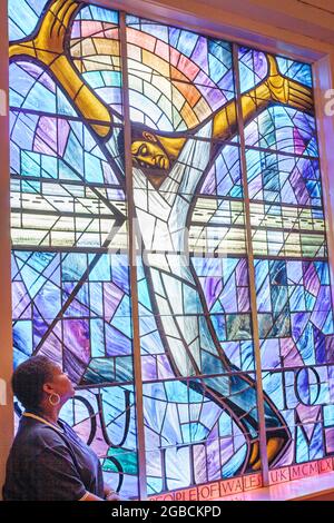 Birmingham Alabama, 16th Street Baptist Church, all'interno interno Black History Civil Rights Movement 1963 bombardamento, vetrate donna guardare Foto Stock