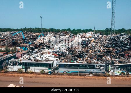 Vecchie auto danneggiate sul cantiere in attesa di riciclaggio Foto Stock