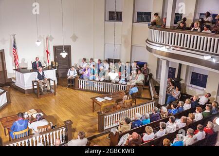 Alabama Monroeville Courthouse Square to Kill a Mockingbird, attori sala di giustizia pubblico scena Harper Lee Atticus Finch Tom Robinson, giudizio giuria giudica il Foto Stock