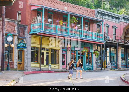 Arkansas Ozark Mountains Eureka Springs ristrutturato negozi storici, due balconcini balcone negozio ingresso anteriore esterno, Foto Stock