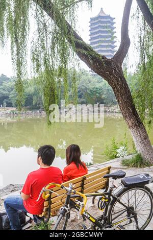 Pechino Cina, cinese orientale Haidian Distretto Pechino Università PKU Beidà, campus Asian, coppia adolescenti adolescenti adolescenti adolescenti ragazzo ragazza studente Foto Stock