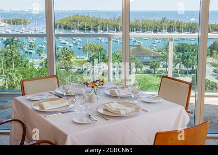 Miami Florida, ristorante panoramico Coconut Grove Sonesta hotel, tavolo da pranzo Biscayne Bay con vista sul mare, Foto Stock