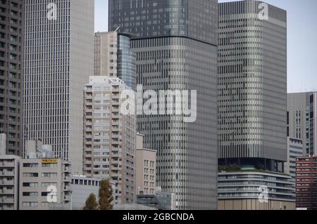 Affollato cbd moderni grattacieli torri facciata edifici a Osaka, Giappone Foto Stock