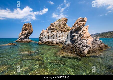 Cefalù, Palermo, Sicilia, Italia. Torreggianti formazioni rocciose che si innalzano dalle acque cristalline della Baia di Calura, un'insenatura riparata del Mar Tirreno. Foto Stock