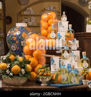 Taormina, Messina, Sicilia, Italia. Vetrine di profumeria tradizionale con vasi di arance, ceramiche tradizionali e profumi isolani. Foto Stock