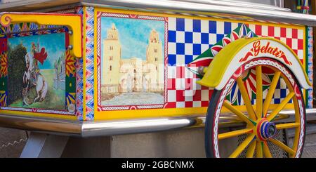 Cefalù, Palermo, Sicilia, Italia. Dettaglio del tipico carrello di gelateria dipinta a mano in Piazza del Duomo. Foto Stock