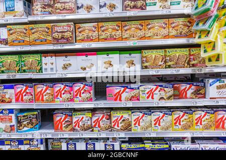 Miami Beach Florida,Publix alimentari supermercato, scaffali mostra vendita marche concorrenti cereali barrette, Kellogg's negozio marca Nature Valley grano fibra Foto Stock
