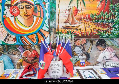 Miami Florida,Little Haiti,Caribbean Market Place mercato di Carnevale Libreri Mapou Book Store dipinti mostra vendita bandiera haitiana, Foto Stock