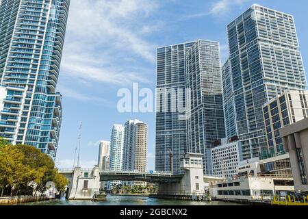 Miami Florida, Miami River Icon Brickell, alti edifici condominali, citta', skyline residemces, Brickell Avenue Bridge Epic hotel, Foto Stock