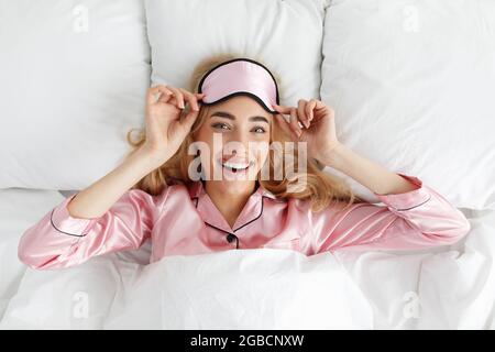 Buon fine settimana del mattino felice, vacanza, espressione facciale positiva, tempo libero Foto Stock