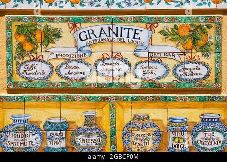Taormina, Messina, Sicilia, Italia. Splendide opere d'arte in ceramica sulla facciata accattivante del Bam Bar, un tipico bar-caffetteria nel cuore della città vecchia. Foto Stock