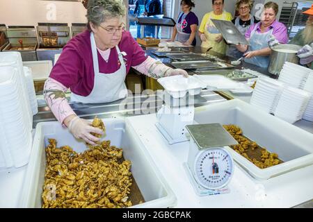 Florida Fellsmere Fog leg Festival annuale coscia di rana gator coda cene, preparazione cucina cuoco volontario donna, Foto Stock