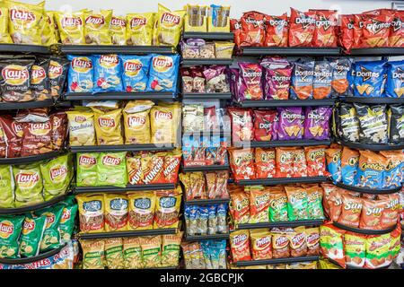 Florida Canoe Creek Service Plaza Turnpike, negozio di convenienza fermata autostrada, spazzatura cibo mostra vendita chips cracker spuntini Lay's Doritos, Foto Stock