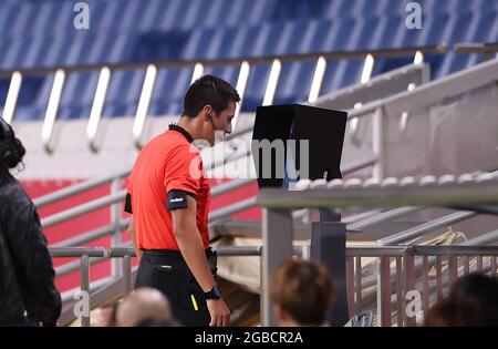 Saitama, Giappone. 3 agosto 2021. L'arbitro guarda il VAR durante la semifinale maschile tra Giappone e Spagna ai Giochi Olimpici di Tokyo 2020 a Saitama, Giappone, 3 agosto 2021. Credit: CaO Can/Xinhua/Alamy Live News Foto Stock